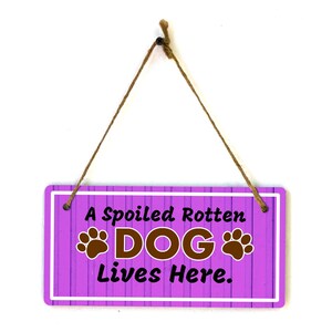 Deerts Targa In Alluminio 12,7x25,4 Cm - Scritta 'A Spoiled Rotten Dog Lives Here' Per Interni/Esterni