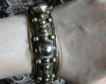 Rare Beauty Traditional Saharan Tribal Silver Mizam Guelmim Hinged Heavy Defense Bracelet Bangle from Mauritania/Morocco North Africa - 106g