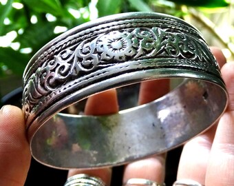Vintage Moroccan Essaouiran Berber Solid High Grade Silver Wide Bangle Bracelet Ram Stamp Floral Filigree North Africa Andalusian Rose - 62g