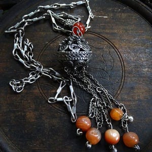 Vinttage Yemenite Sterling 925 Silver Solid Chain Link Necklace & Ornate Granulated Filigree Globe Pendant Amulet w/Carnelian Beads
