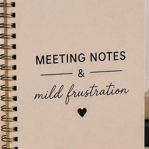 Cuaderno de trabajo divertido: "Notas de reuniones y pequeñas frustraciones", diario de humor de oficina, regalo para compañeros de trabajo, regalo para mujeres corporativas.