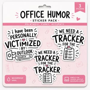 Puede incluir: Un paquete de pegatinas titulado OFFICE HUMOR que contiene tres adhesivos de vinilo blanco con texto y gráficos en negro. Uno dice I HAVE BEEN PERSONALLY VICTIMIZED BY OUTLOOK, mientras que otros dos dicen WE NEED A TRACKER FOR THE TRACKER y WE NEED A TRACKER FOR THE.