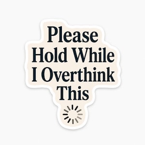 Może przedstawiać: Kremowa naklejka z napisem "Please Hold While I Overthink This" w ciemnoniebieskiej czcionce. Projekt zawiera symbol ładowania na dole.