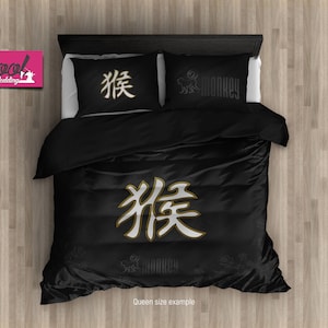 Puede incluir: Juego de cama de tamaño queen en blanco y negro con un carácter chino dorado "狼" (lobo) en la funda nórdica y las fundas de almohada. El juego de cama presenta un fondo negro con un patrón sutil.