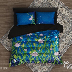 Pu&ograve; includere: Un set di biancheria da letto queen size con un motivo floreale blu e verde. Il copripiumino presenta un motivo ripetitivo di fiori rosa e foglie verdi su uno sfondo blu. Le federe sono di colore blu tinta unita.
