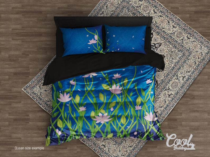 Pu&ograve; includere: Un set di biancheria da letto queen size con un motivo floreale blu e verde. Il copripiumino presenta un motivo ripetitivo di fiori rosa e foglie verdi su uno sfondo blu. Le federe sono di colore blu tinta unita.