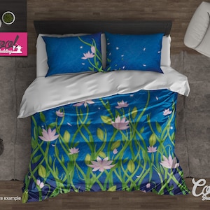 Pu&ograve; includere: Un set di biancheria da letto queen size con sfondo blu e motivo floreale. I fiori sono rosa e bianchi e le foglie sono verdi. Il set di biancheria da letto &egrave; mostrato su un pavimento di legno con una borsa di pelle marrone e una pianta in vaso.