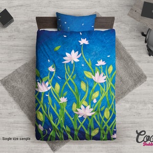 Pu&ograve; includere: Un copripiumino blu e bianco con fiori con un'etichetta di campione di misura singola. Il copripiumino presenta un motivo di fiori bianchi con steli e foglie verdi su uno sfondo blu.