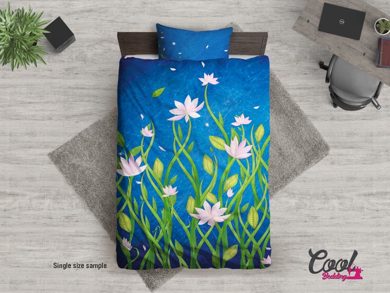Pu&ograve; includere: Un copripiumino blu e bianco con fiori con un'etichetta di campione di misura singola. Il copripiumino presenta un motivo di fiori bianchi con steli e foglie verdi su uno sfondo blu.