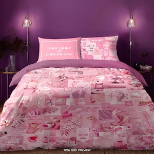 Pode incluir: Conjunto de roupa de cama rosa de tamanho duplo com um design de colagem. O conjunto inclui uma capa de edredão e duas fronhas. A capa de edredão apresenta uma colagem de imagens e texto, incluindo "OH HOLY NIGHT", "YOURE PRETTY" e "PRINCESS". As fronhas têm o texto "Your name or custom text" e "JUST A PINK PAGE".