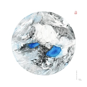 Pode incluir: Uma pintura circular a tinta sobre fundo branco com texturas abstratas em preto e cinza que lembram um terreno montanhoso com duas manchas de cor azul vibrante. Um pequeno selo vermelho é visível no canto superior direito.