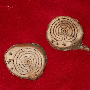 Labyrinth amulet, Indian Chakra-Vyhua, ancient oak wood slice, handmade, pyrography, pocket sized, meditation