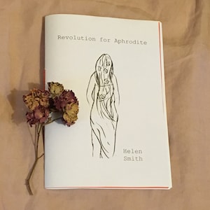 Révolution pour Aphrodite première collection livre de poésie Helen Smith livret poème déesse amour de soi fait à la main chapbook lié à la main