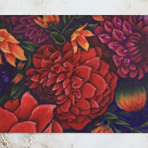 Boeket gevouwen kaart met krijtpastelprint. Vrolijk, helder, gedurfd bloemenkantoorbehoeften. Mooie sprankelende glitterwenskaart voor moeder, oma.