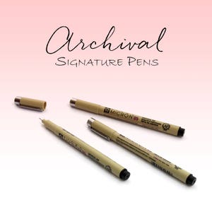 Op de afbeelding: Drie beige archief-signatuurpennen met zwarte dopjes en zwarte inkt. De pennen zijn gemarkeerd met "MICRON 05" en "ARCHIVAL INK".