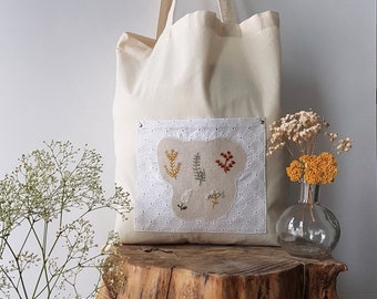 Hand-embroidered jute bag • belle fleure •