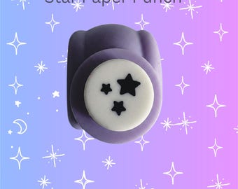 Peut inclure: Une perforatrice à papier lavande avec un dessus circulaire blanc sur lequel sont imprimées trois icônes d'étoiles noires. Le texte Star Paper Punch est affiché au-dessus de l'outil. Le fond est un dégradé de bleu à rose avec des étoiles blanches.