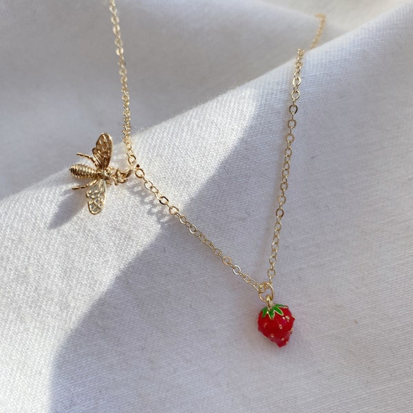 Petit collier fraise et abeille, PLAQUÉ OR 14 carats, bijoux Spring vibes, fraise rouge, pendentif petit canard, bijoux canard