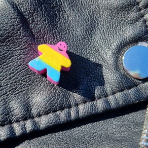PANSEXUAL MEEPLE BADGE// Pansexual pride pin, lgbtqa, Pansexual flag badge, Queer accessory, Queer pin badge, Queer rights, Queer boardgamer