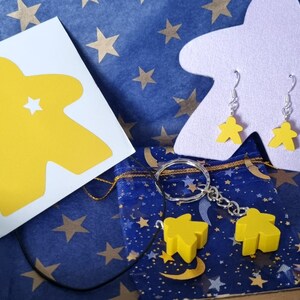 I PLAY YELLOW boardgamer gift set// meeple jewellery and accessories, unisex geeky gift hamper, meeple sticker, player counter, first player
