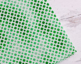 Tela de algodón verde con lunares degradados - Quilting Treasures (corte de 3/4 de yarda)