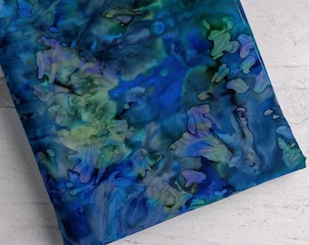 Tela batik de mármol azul: algodón acolchado con detalles morados y verdes