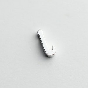 Può includere: Ciondolo in argento a forma della lettera J.