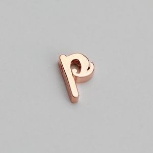 Peut inclure: Un charme de lettre en or rose en forme de lettre "p".