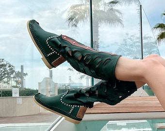 INDIANINI Verde - Botas de piel de ciervo - Botas de verano perforadas - Hechas a mano en Italia - Zapatos de tacón bajo para mujer - Botas calcetín