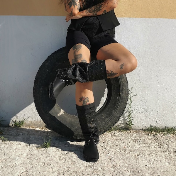 MARGO - Zwarte leren laarzen - Barefoot laarzen - Geperforeerde laarzen - Handgemaakte zomerlaarzen - Bruidsschoenen - Gypsy laarzen