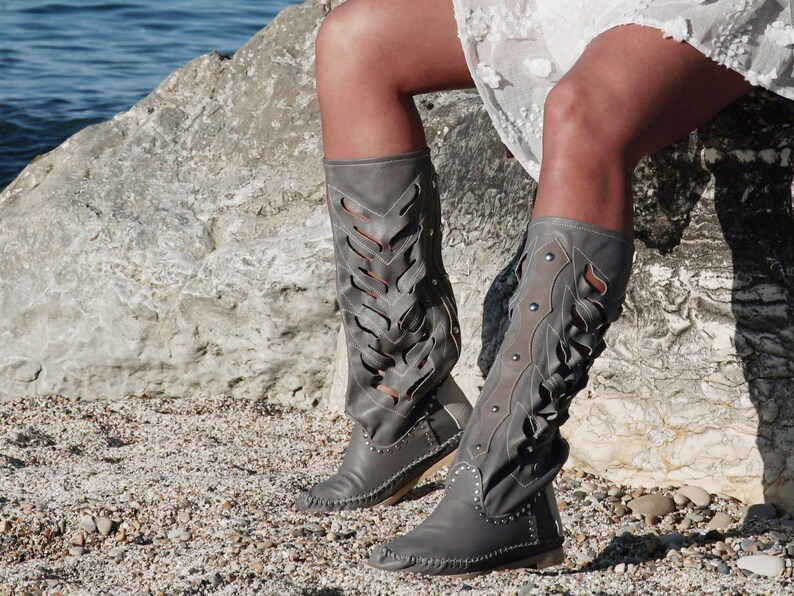 Envío gratuito para cajas dañadas INDIANINI Botas de verano al estilo de  indios nativos americanos / Mocasines descalzos de mujeres / Botas en  griggio de ante real:Muy popular y difícil de conseguir -