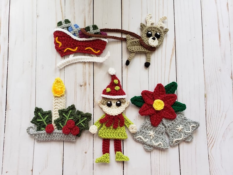 Puede incluir: Un conjunto de seis adornos navide&ntilde;os de ganchillo, que incluyen un reno, un trineo, una vela, un elfo, una flor de pascua y dos campanas. Los adornos est&aacute;n hechos en una variedad de colores, incluyendo rojo, verde, blanco y amarillo.