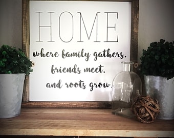 Thuis waar familie samenkomt. Vrienden ontmoeten elkaar. and Roots Grow Wood-bord met lijst