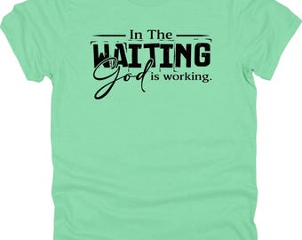 In the Waiting God is Working 50/50 polykatoenen T-shirt uniseks