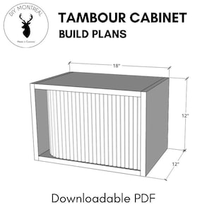 Puede incluir: Un dibujo en blanco y negro de un gabinete tambour con dimensiones de 45,7 cm de ancho por 30,5 cm de profundidad por 30,5 cm de alto. El texto "TAMBOUR CABINET BUILD PLANS" está por encima del dibujo. El texto "Downloadable PDF" está debajo del dibujo.