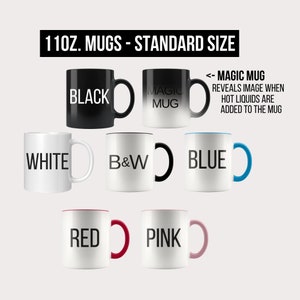 Puede incluir: Colecci&oacute;n de tazas de tama&ntilde;o est&aacute;ndar de 11 oz en varios colores, incluyendo negro, blanco, rojo, rosa y azul. Una taza es m&aacute;gica y revela una imagen al agregar l&iacute;quidos calientes. Cada taza tiene un asa e interior de diferente color.