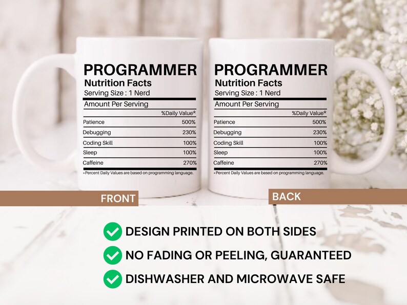 Puede incluir: Dos tazas de cer&aacute;mica blanca con texto negro que dice "PROGRAMMER Nutrition Facts". La etiqueta nutricional enumera los valores diarios de paciencia, depuraci&oacute;n, habilidad de codificaci&oacute;n, sue&ntilde;o y cafe&iacute;na. Las tazas est&aacute;n etiquetadas "FRONT" y "BACK".