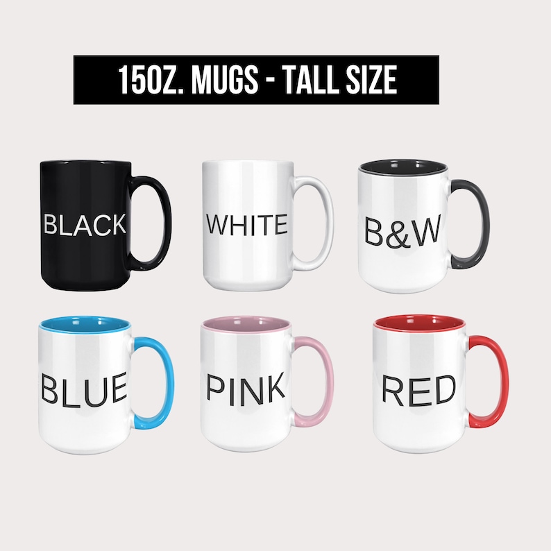 Puede incluir: Seis tazas altas de 444 ml en varios colores: negro, blanco, blanco y negro, azul, rosa y rojo. Cada taza tiene un asa y un interior de color contrastante. El texto "BLACK", "WHITE", "B&W", "BLUE", "PINK" y "RED" est&aacute; impreso en cada taza.