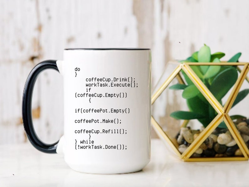 Peut inclure: Une tasse &agrave; caf&eacute; blanche avec une anse et un bord noirs. La tasse a un code imprim&eacute; dessus qui se lit comme suit : "do } coffeeCup.Drink(); workTask.Execute(); if (coffeeCup.Empty()) { if (coffeePot.Empty() coffeePot.Make(); coffeeCup.Refill(); } } while (!workTask.Done());"