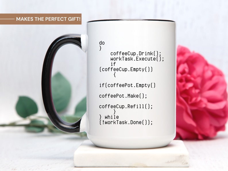 Peut inclure: Une tasse &agrave; caf&eacute; en c&eacute;ramique blanche avec une poign&eacute;e et un bord noirs. La tasse pr&eacute;sente un extrait de code qui se lit comme suit&nbsp;: &laquo;&nbsp;do { coffeeCup.Drink(); workTask.Execute(); if (coffeeCup.Empty()) { if (coffeePot.Empty()) coffeePot.Make(); coffeeCup.Refill(); } } while (!workTask.Done());&nbsp;&raquo;