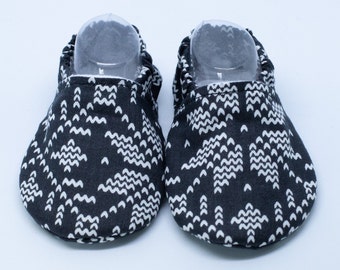 Snowflake baby shoes, Xmas baby shoes, Girls crib shoes, Boys baby moccasins, Baby slippers, Stay on baby shoes, Toddler, Toddler slipper