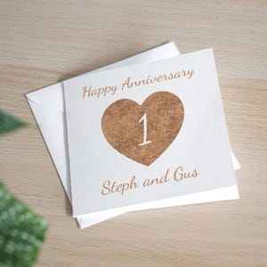 Tarjeta de papel personalizada para el primer aniversario de bodas. Regalo hecho a mano para el primer aniversario. Un año de casados