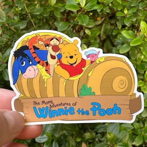 Las muchas aventuras de Winnie the Pooh - Colección de atracciones de Disneyland - Pegatina brillante