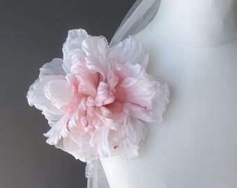 Spilla e fermaglio a forma di fiore di seta con ciondolo peonia e corallo, accessorio per capelli, fiore per capelli, fiore da appuntare, fermaglio per capelli, rosa pesca, rosa pastello, salmone