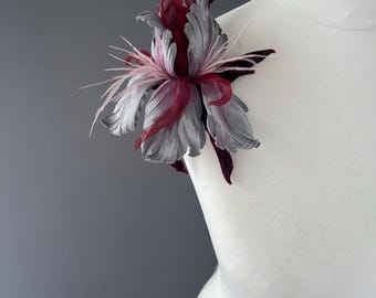 Fiore di iris, bordeaux grigio argento, seta e velluto, spilla o fermaglio per capelli, fiore per capelli, rosso ciliegia, rosso intenso