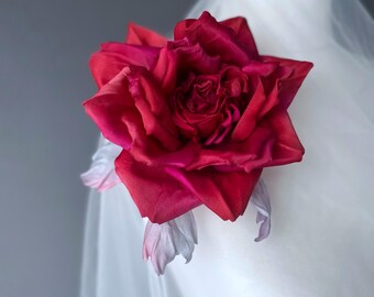 Rosa di seta, viola, rosso bacca, spilla, fermaglio, fiore, fiore in tessuto, spilla in tessuto, rosso, rosso lampone, fiore decorativo, fiore di design
