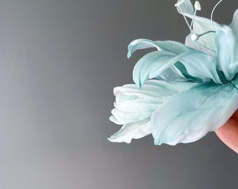 Spilla o fermaglio per capelli a forma di giglio, azzurro pastello, turchese, seta, fiore da appuntare, spilla, spilla a fiore, fiore di seta