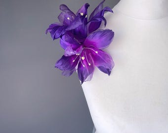 Spilla a forma di giglio, viola, violetta, realizzata in seta, fiore da appuntare, spilla, spilla a forma di fiore, fiore di seta