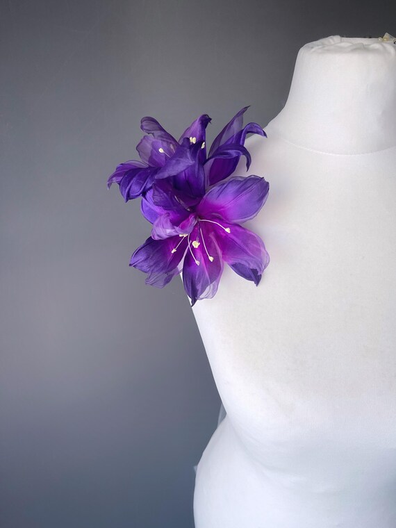 Lilien Ansteckblüte, Brosche lila, violett, aus Seide, Ansteckblume, Anstecker, Blumenbrosche Seidenblüte, Seidenblume
