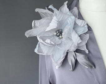 Spilla a forma di fiore di seta, grigia, stile spilla, fiore di stoffa, spilla a spilla, fiore di seta con strass, spilla